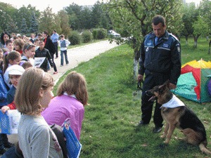 ZORRO – Cainele Politist va invita in Tara Copilariei sa sarbatoriti alaturi de el