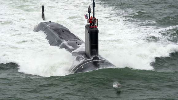 Delfinul care se ia la întrecere cu submarine. Cea mai tare foto