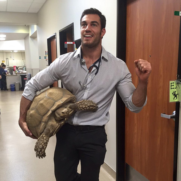 Evan Antin, cel mai râvnit veterinar din lume. Iată de ce îl iubesc femeile (Galerie foto)