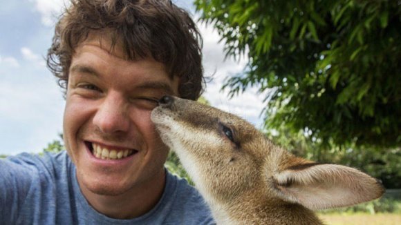 Bărbatul-maestru al selfie-urilor cu animale. Îşi face cele mai amuzante poze cu necuvântătoarele – Galerie foto