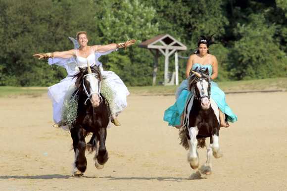 Şi-a dorit fotografii de nuntă de poveste, însă rezultatul a fost dezastruos. Ce s-a întâmplat cu mireasa după ce a urcat pe un cal (Galerie Foto)