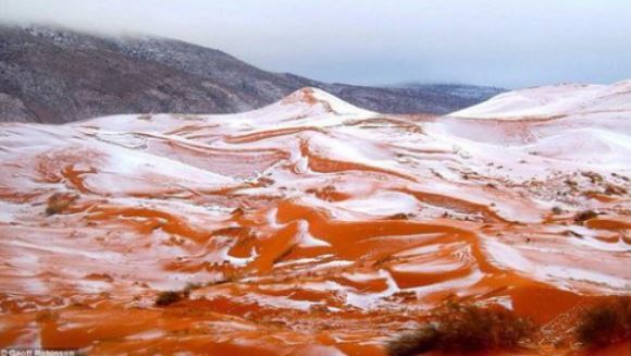 Pentru prima dată în ultimii 37 de ani, în Sahara a nins: ”Toată lumea a fost şocată, este un eveniment aşa rar” – FOTO