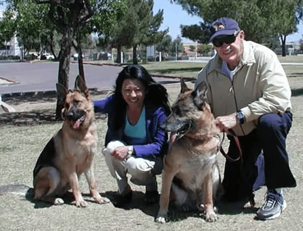 Gene Hackman și Betsy Arakawa, surprinși alături de câinii lor în 2014. Credit PetFinder